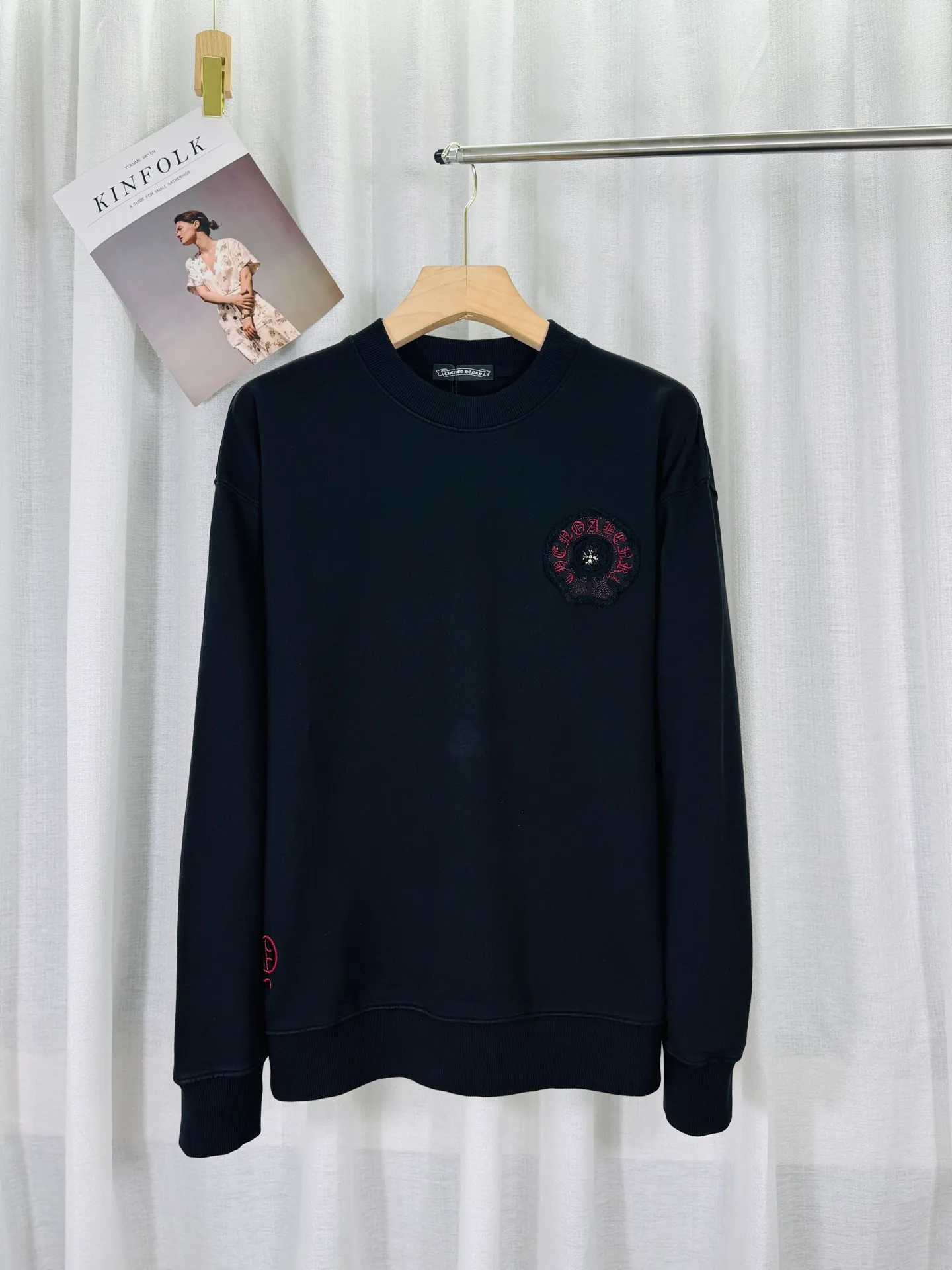 P260 top version, real shot without P, ​​different from market currency) 𝗖𝗵𝗿𝗼𝗺𝗲 𝗛𝗲𝗮𝗿𝘁𝘀/Croxin 2025 3D three-dimensional autumn and winter new original single counter American laser color printed patch embroidered couple casual sweatshirt 👑The highest version! Customized fabric 430g tripe terry fabric! Appliqué embroidery hardware accessories, best-selling items at the counter, very comfortable to wear. Accessories: original molded and authenticated collar label ➕ 100% silk wash water label. Genuine purchase-grade original hangtag➕matching hanging rope➕3D hanging beads➕original packaging bag. Craftsmanship: The original version has consistent wiring! The highest version of the armhole matching technique! Color: White Black Size: S M L XL Style No.: 9305